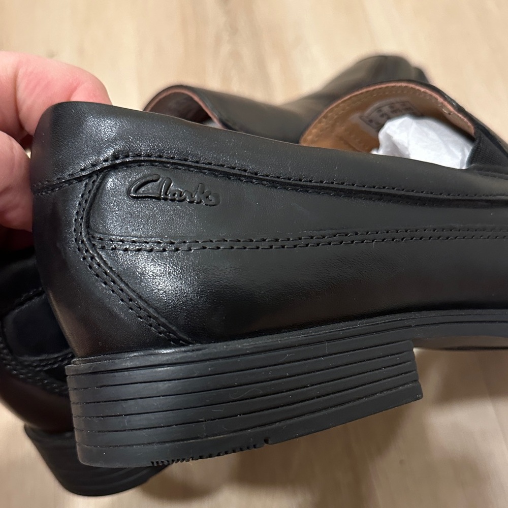 Clarks Men's 9.5 Black Classic Black Slip-On Loafers - Picture 4 of 8